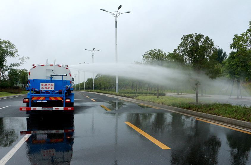 長安消防灑水車頂噴功能演示